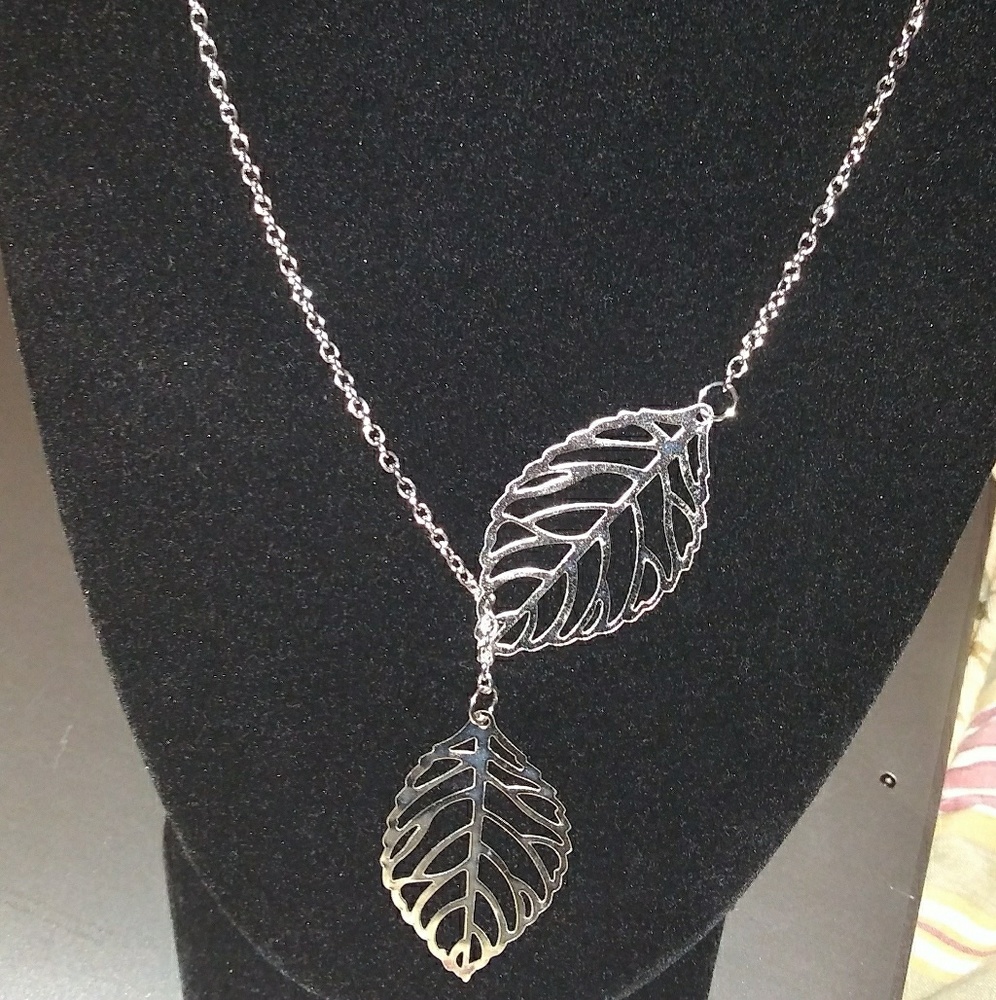 Beautiful Silver Leaf Set Necklace & Earrings